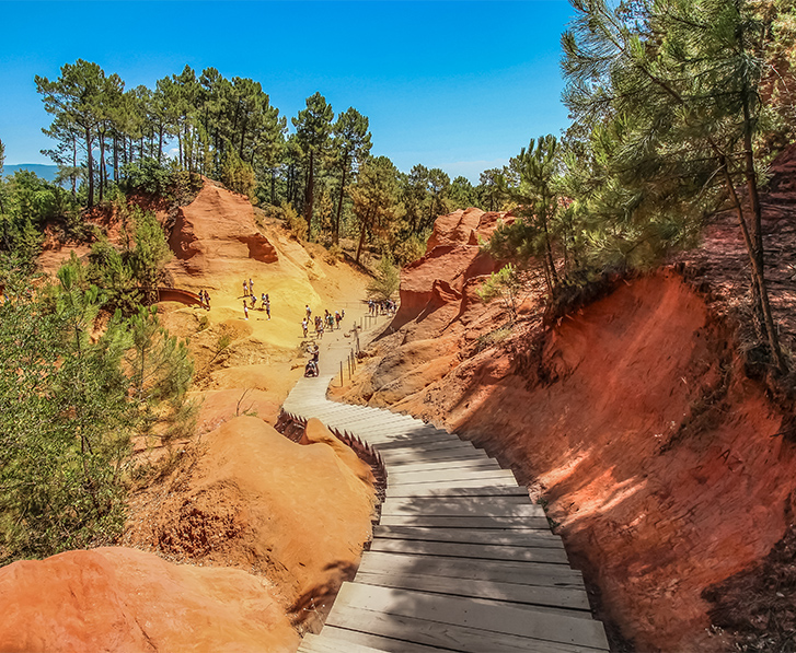 roussillon et ses falaises d ocre