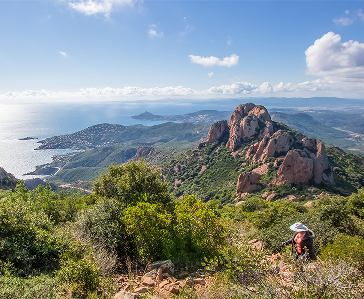 a pied profitez des reliefs rouges de l esterel