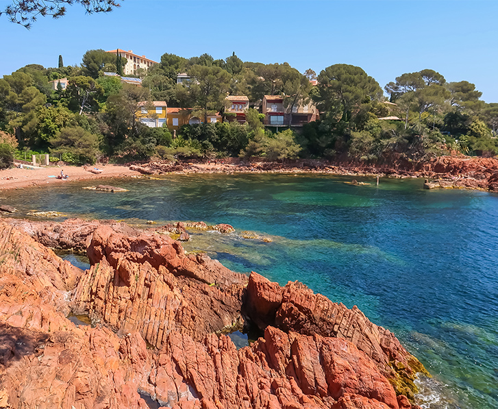 bronzer sur une plage de galets rouges