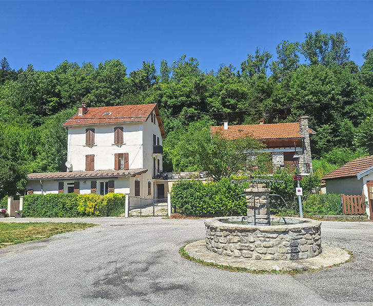 places de village saint julien en beauchene